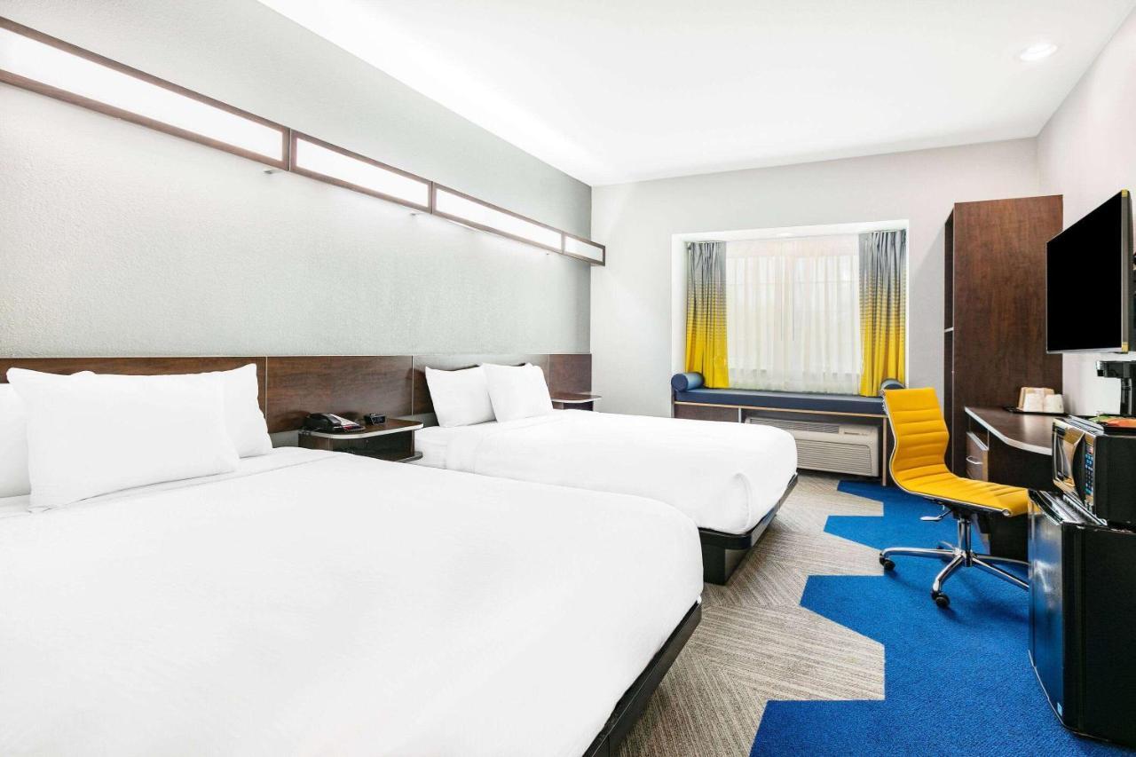 Microtel Inn & Suites By Wyndham Austin Airport Buitenkant foto